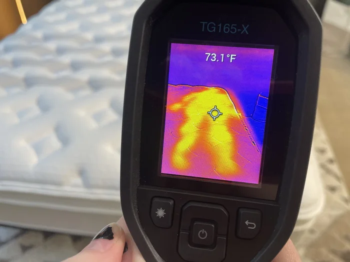 A thermal reading of the Leesa Chill Hybrid's temperature after someone has rested on it for 5 minutes. The screen says 73.1 degrees.