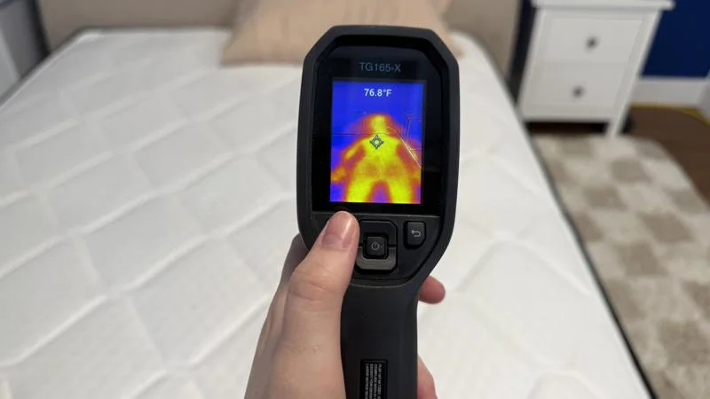 Thermal imaging of the Brooklyn Bedding Plank Firm Luxe Mattress after being rested on