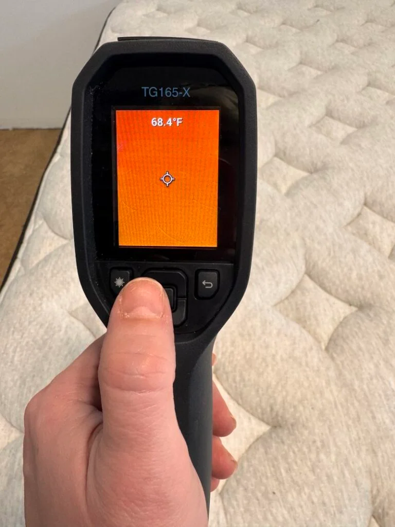 Thermal imaging of the Helix Midnight Luxe Mattress before being slept on for 5 minutes.