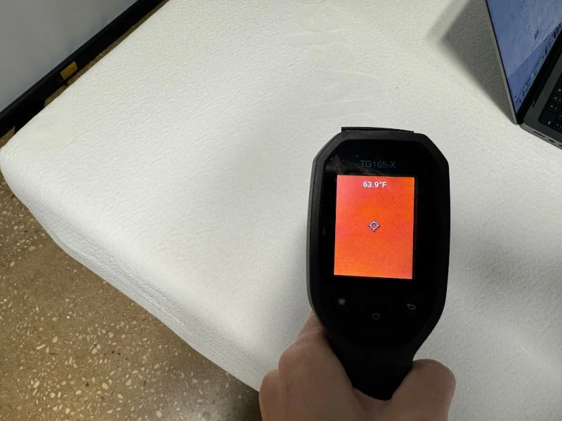 Thermal imaging of the Polysleep Luna mattress before being slept on for 5 minutes.