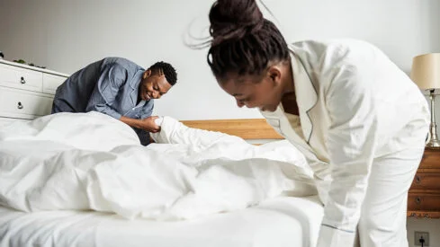 New Trend in Fitted Sheets: A Foolproof Strap Method to Make the Process Easier Than Ever