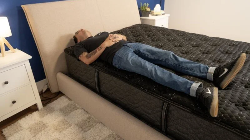 Full body edge support test of the Beautyrest Black Mattress
