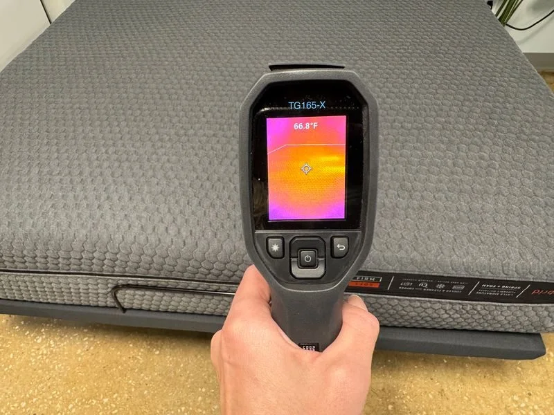 Thermal Image of the Layla Signature Hybrid Mattress before being slept on for 5 minutes.