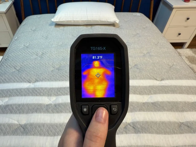 Thermal imaging of the Leesa Plus Hybrid mattress after being slept on for 5 minutes.