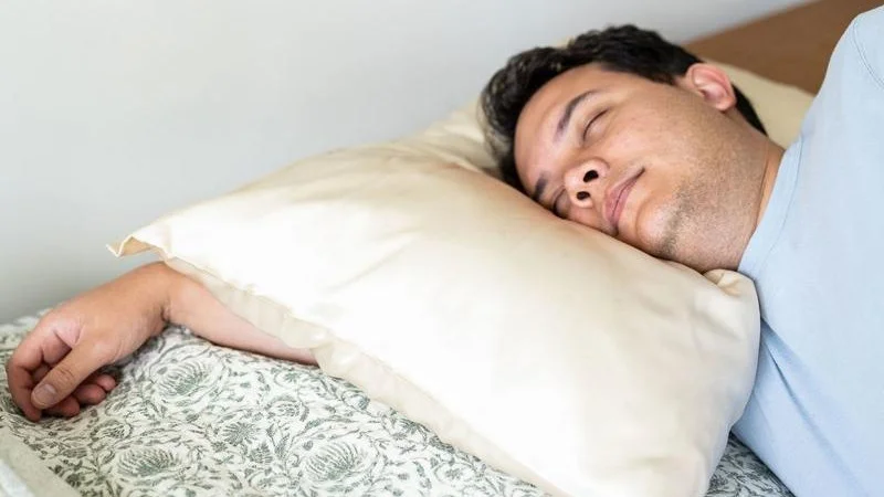 Our sleep expert Kenny takes a nap with a Casaluna Silk Pillowcase