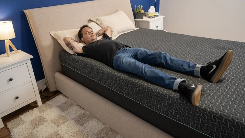 Full body edge support test of the Tuft & Needle Mint Hybrid Mattress