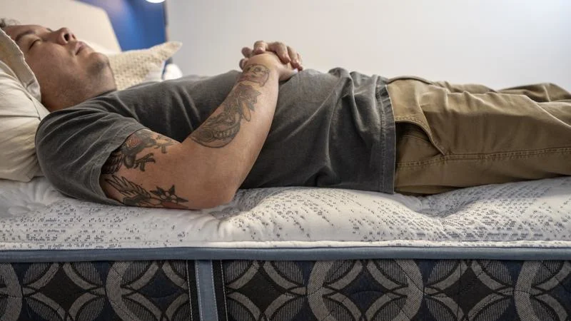 Full body edge support test of the Serta Perfect Sleeper Cascade Range Mattress