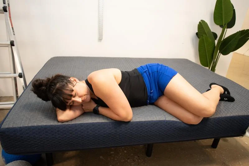Side-sleeping full body edge support test of the DreamFoam 8-Inch Essentials Mattress