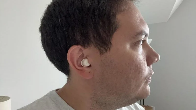 Our tester with a pair of Fitnexa SomniPods 3