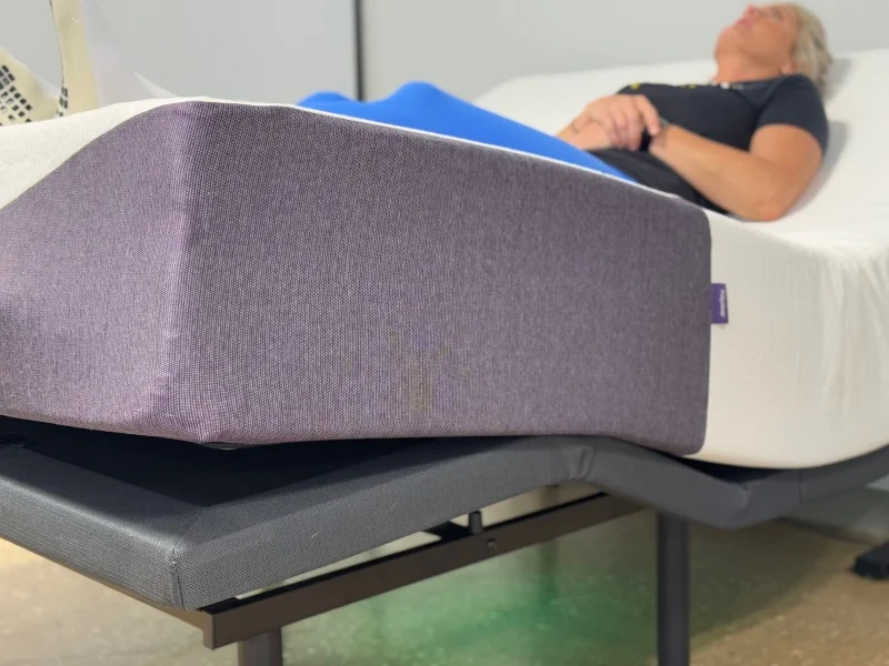 A close look at the gap between a Polysleep Luna mattress and an adjustable bed