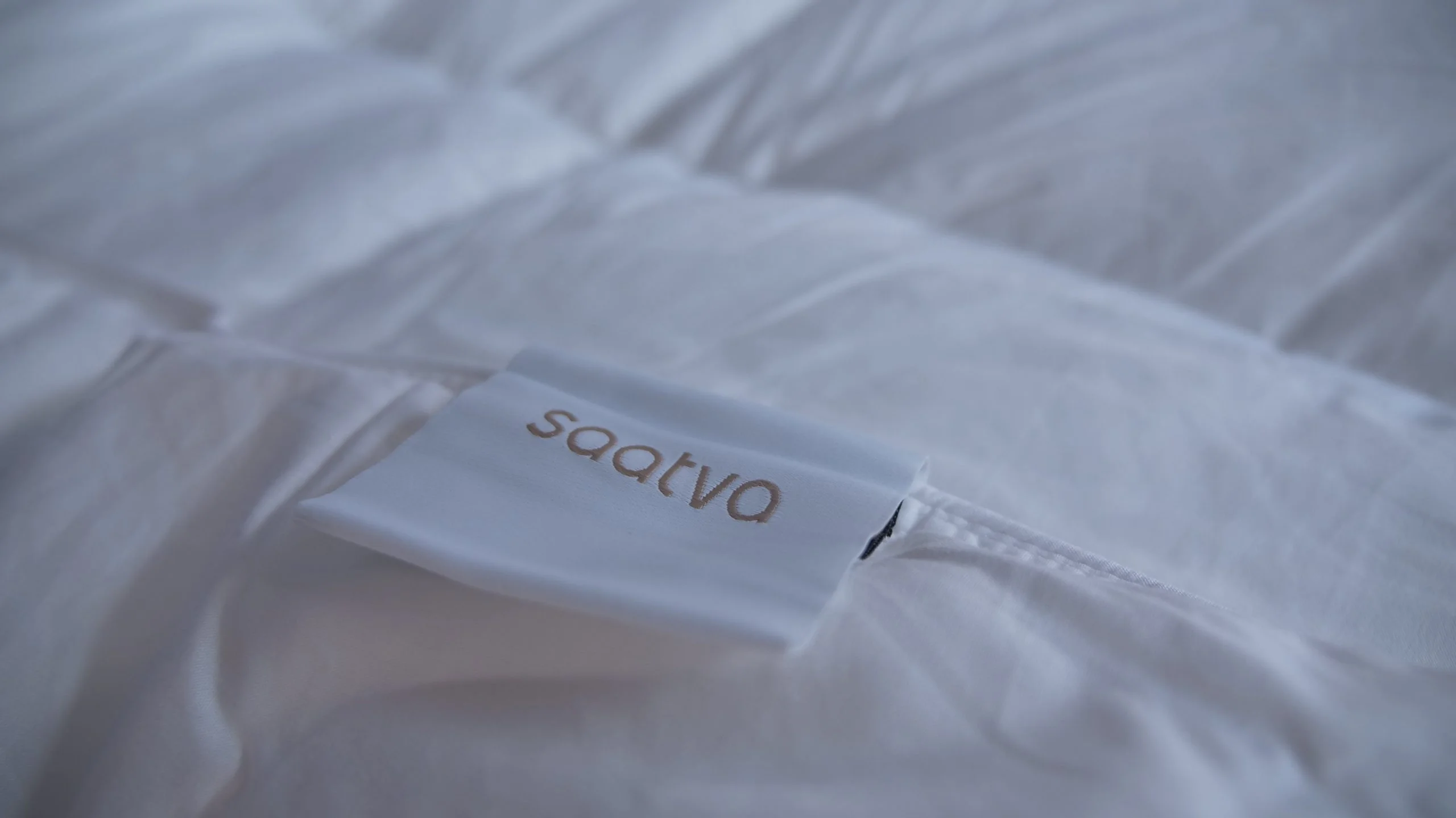 saatva all-year comforter tag