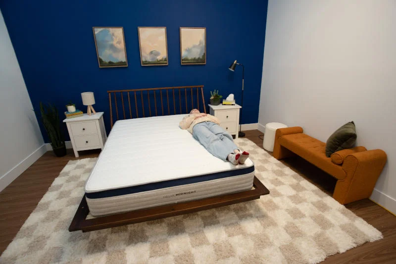 Our tester performs a back-sleeping Full Body edge support test of the Helix Midnight Mattress