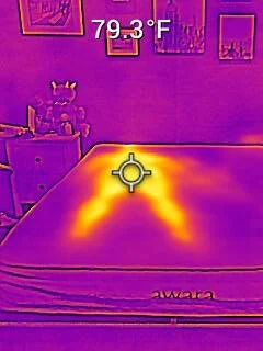 The Awara Natural Luxury Hybrid's surface temperature after laying down on it.
