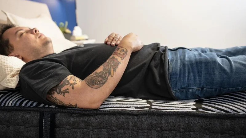 Full body edge support test of the Serta Perfect Sleeper X Mattress