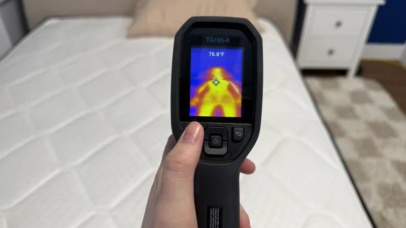 Thermal imaging of the Brooklyn Bedding Plank Firm Luxe Mattress after being rested on