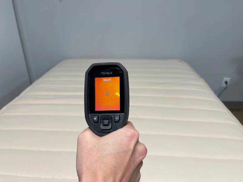 Thermal imaging of the Birch Luxe Natural Mattress before being slept on by 3 testers for 5 minutes 