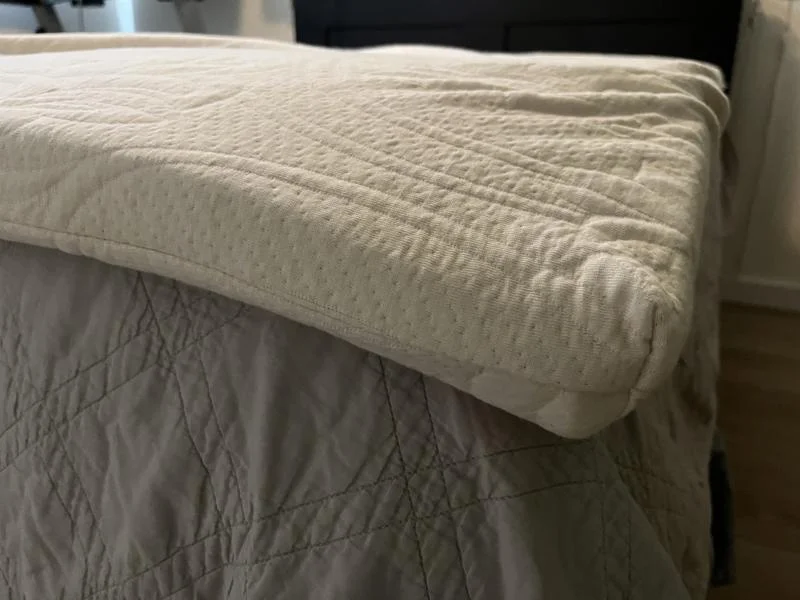 A close look at the Happsy Organic Topper