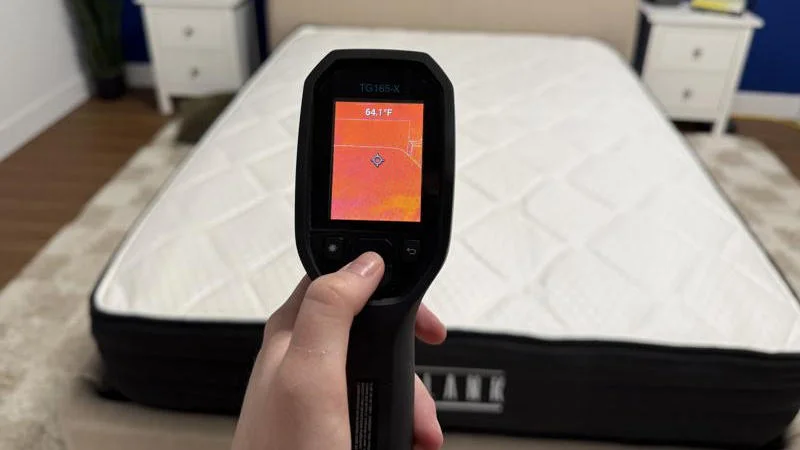 Thermal imaging of the Brooklyn Bedding Plank Firm Luxe Mattress before being rested on