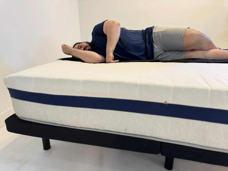 A heavyweight tester performing a pressure map on the Helix Midnight