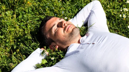 What Is โSleep Grounding,โ the New Earthy Trend on TikTok?