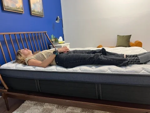 Our tester performs a back-sleeping Full Body edge support test of the Helix Midnight Luxe Mattress