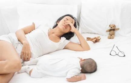 How Postpartum Insomnia Affects Moms and Dads Differently โ Especially How Long It Lasts