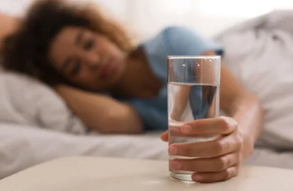 Experts Say Drinking a Lot of Water Right After You Wake Up Has Pretty Serious Benefits, Hereโs What to Know