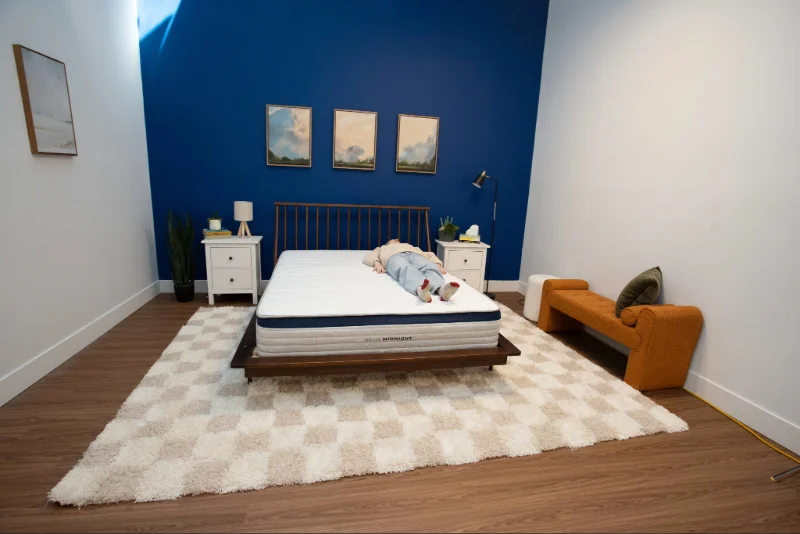 A mattress tester back sleeping on the new Helix Midnight.