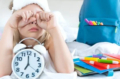 This Mom Lets Her Daughter Sleep in Tomorrowโs Clothes โ Experts Weigh In