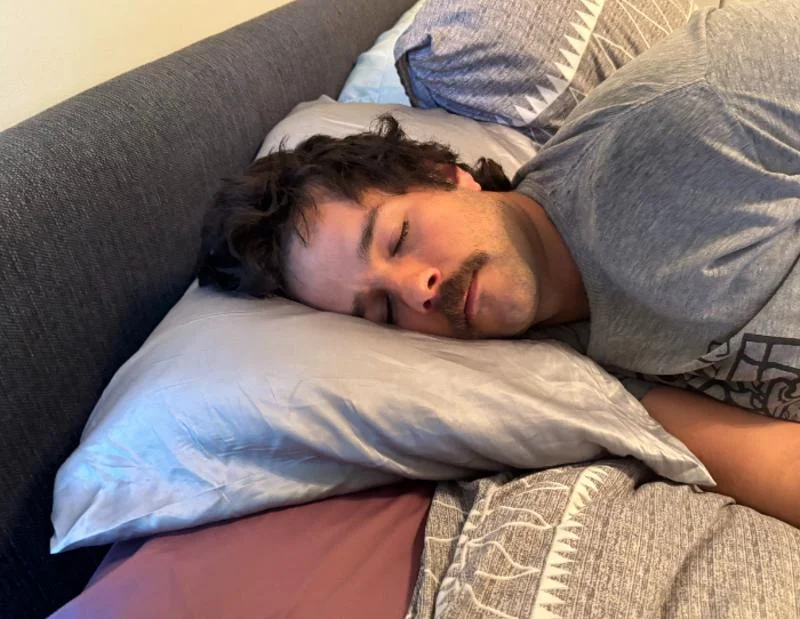 Our sleep expert Jeff relaxes with a Cozy Earth Silk Pillowcase