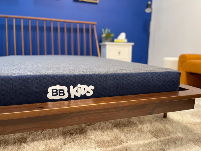 A close-up of the tag of the BB Kids mattress.