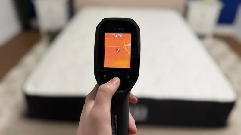 Thermal imaging of the Brooklyn Bedding Plank Firm Luxe Mattress before being rested on