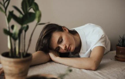 26-Year-Old Woman Describes What Idiopathic Hypersomnia Feels Like โ โBeing Trapped in โGroundhog Dayโ Movieโ