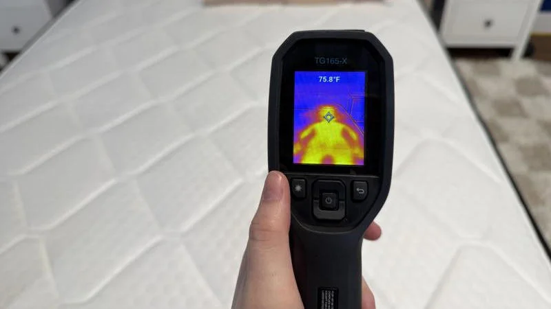 Thermal imaging of the Brooklyn Bedding Plank Firm Luxe Mattress after being rested on